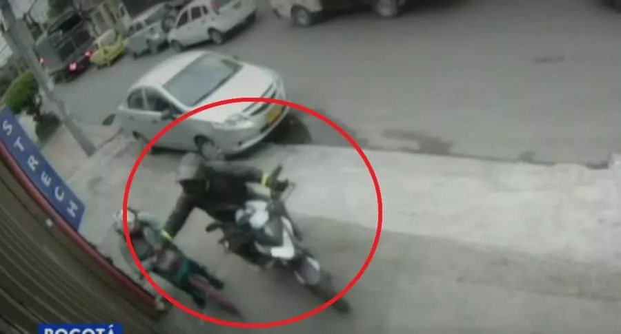 Ladrón roba sin bajarse de moto; tiene azotado norte de Bogotá