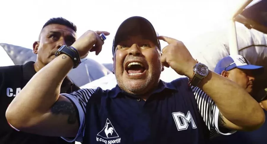 Diego Maradona dirigiendo a Gimnasia.