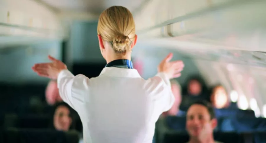 Imagen de azafata, que ilustra nota de azafata que ofrece servicios sexuales entre vuelos y dentro de avión