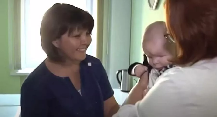 Imagen del bebé y las enfermeras que lo cuidaban, pues Sasha nació sin ojos y fue adoptado luego de que su madre lo abandonara