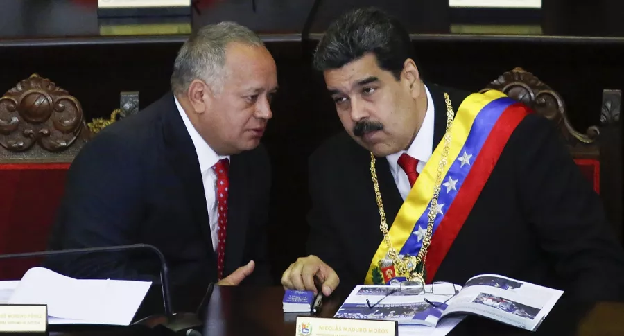 Diosdado Cabello y Nicolás Maduro en el parlamento de Venezuela.