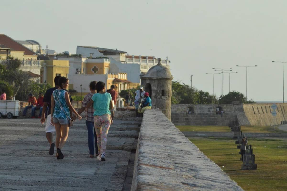 Las restricciones que hay en la ciudad amurallada de Cartagena por el toque de queda y la ley seca.