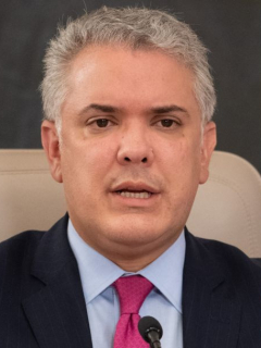 El presidente Iván Duque citó un tango de Carlos Gardel para responder críticas de su antecesor, Juan Manuel Santos.