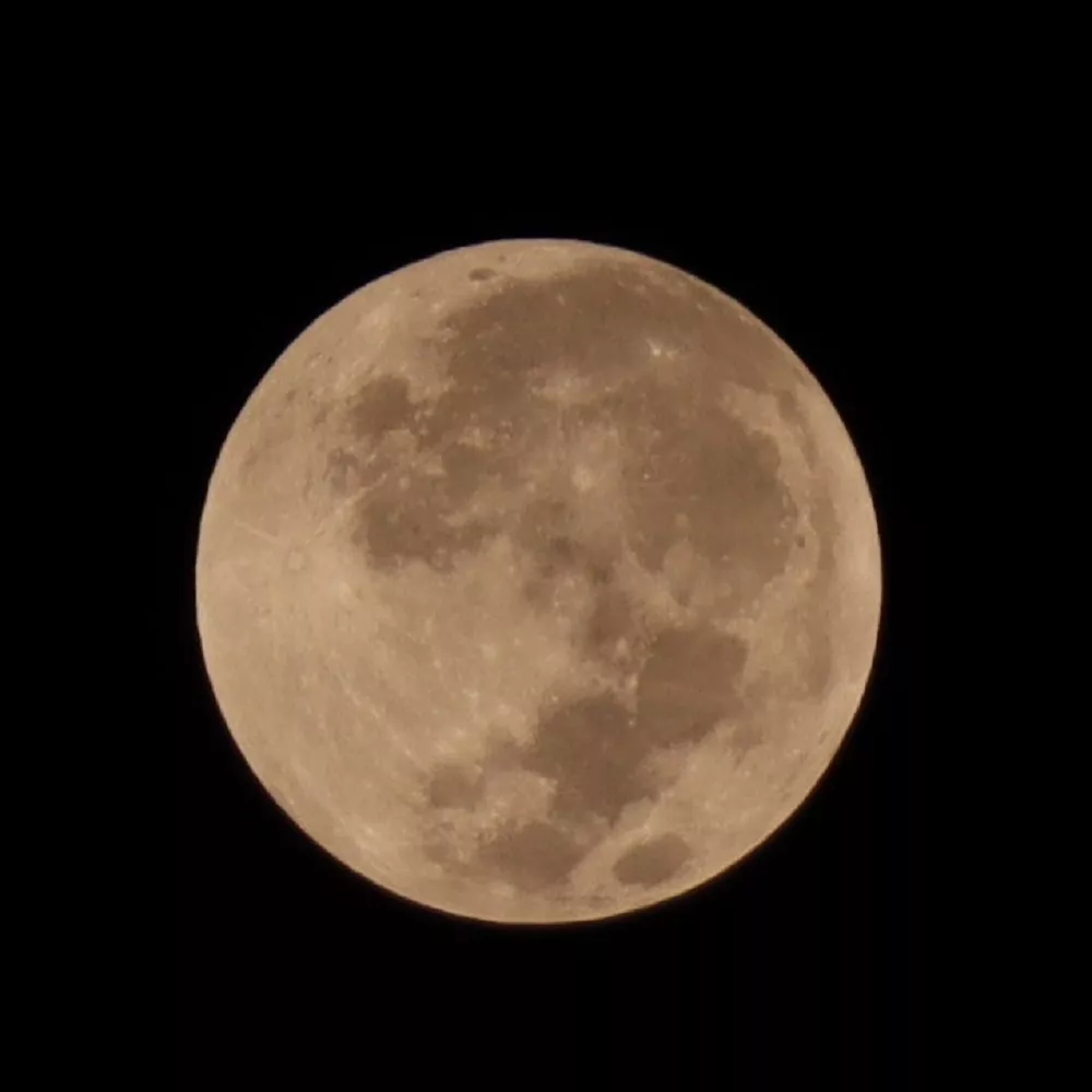 Foto de la Luna, tomada en Ciudad de México, a la 1:10 de la madrugada / Imagen tomada de la cuenta de Twitter del usuario Marcos Santiago: @PsicoMSantiago.
