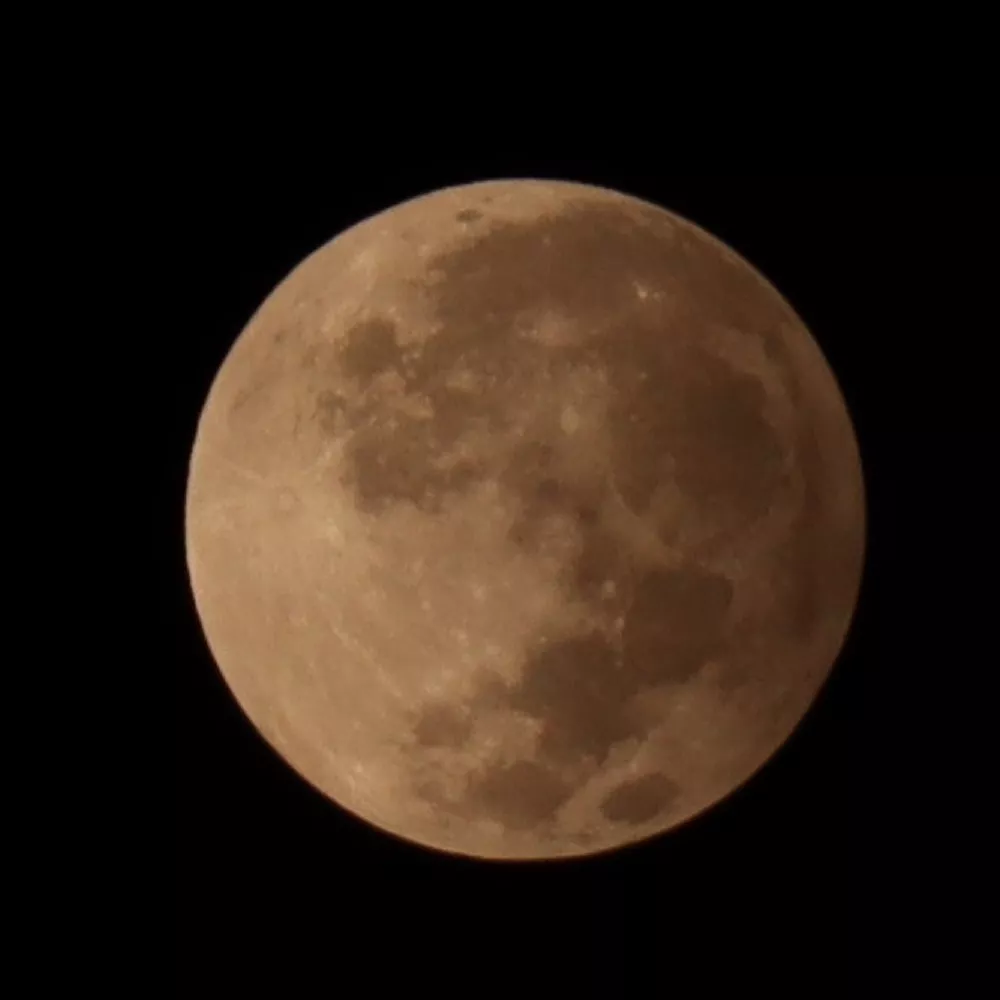 Foto de la Luna, tomada en Ciudad de México, a las 3:51 de la madrugada, con una cámara C-M50 en modo manual, lente 50-200 m.m. / Imagen tomada de la cuenta de Twitter del usuario Marcos Santiago: @PsicoMSantiago.
