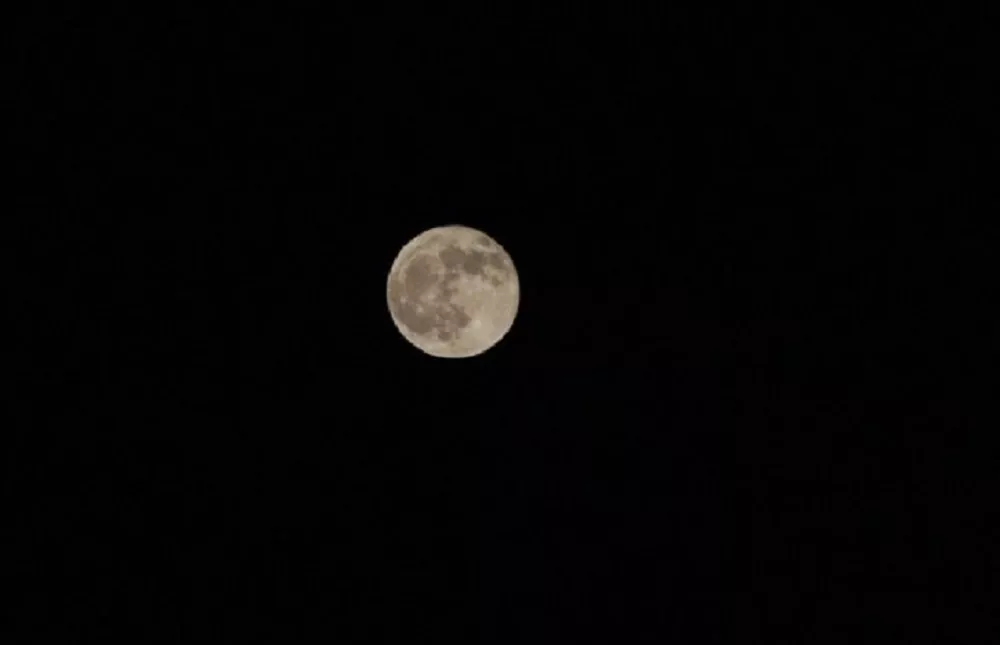 Foto de la Luna tomada durante el eclipse de este 30 de noviembre / Imagen tomada de la cuenta de Twitter del usuario @snakehell2.
