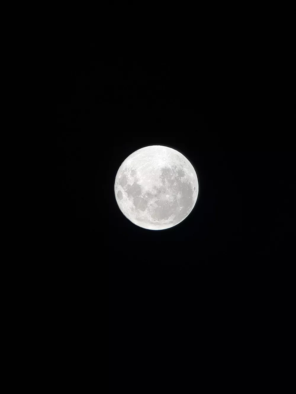 Imagen de la Luna llena en medio del último fenómeno de este tipo en 2020 / Imagen tomada de la cuenta de Twitter del usuario Alicia: @aIiciafuentes. 
