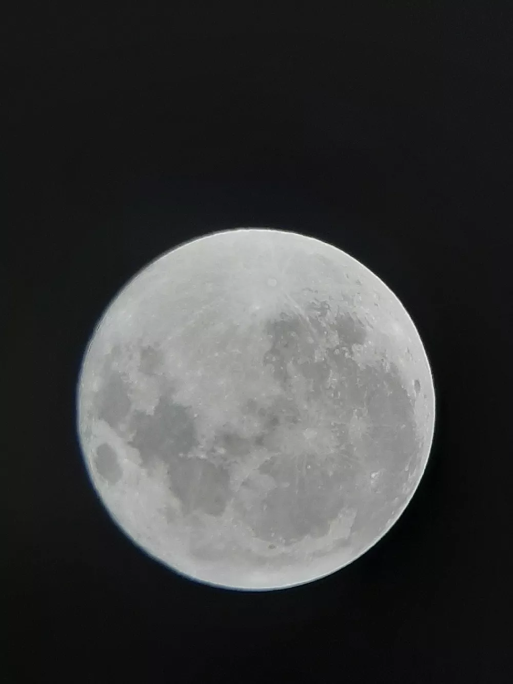 Si bien en algunas imágenes la Luna no se ve eclipsada, las tomas fueron espectaculares / Tomada de la cuenta de Twitter del usuario Alicia: @aIiciafuentes. 
