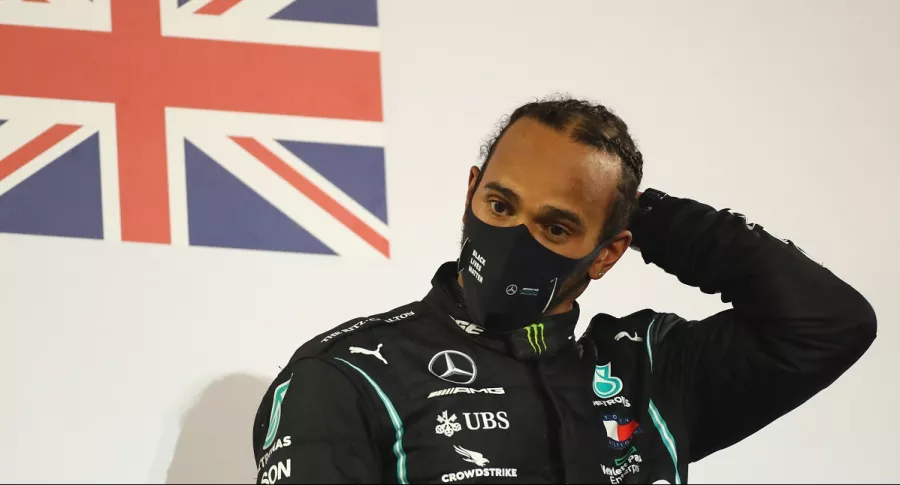 Lewis Hamilton, que dio positivo para coronavirus, reacciona en el podio después del Gran Premio de Fórmula Uno de Baréin, el 29 de noviembre de 2020.