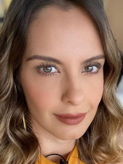 Selfi de Laura Acuña, ilustra nota sobre fotos del cumpleaños de su hija, Helena Kling Acuña.