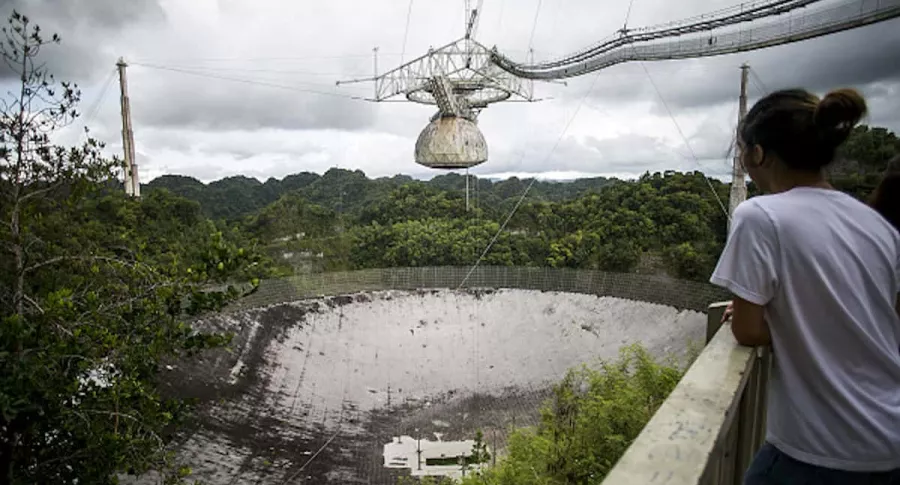 Telescopio de Arecibo colapsa.