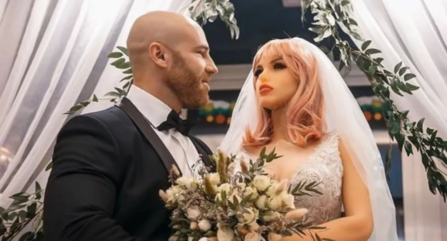 Video: Fisicoculturista se casó con una muñeca de silicona