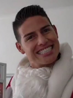 James Rodríguez, quien donó juguetes a los niños de Venezeula, disfrazado de Papá Noel.