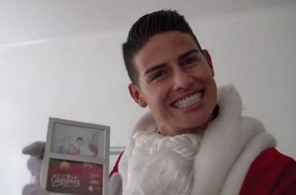 James Rodríguez, quien donó juguetes a los niños de Venezeula, disfrazado de Papá Noel.