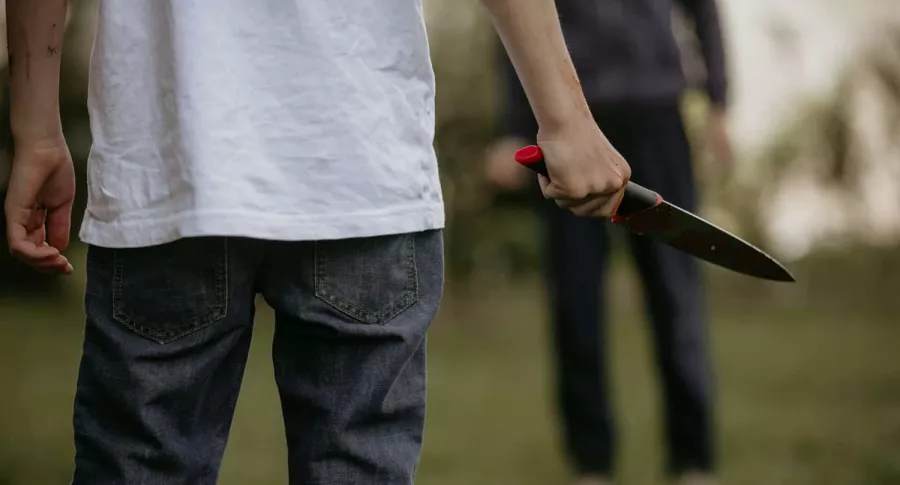 Imagen de referencia de un niño con cuchillo, a propósito de un reciente caso que involucra a menores de edad. 