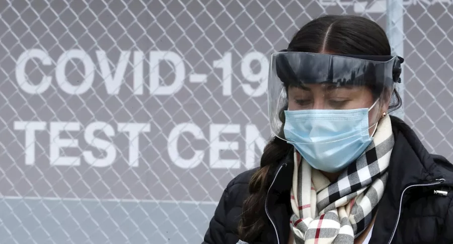 Mujer con tapabocas y careta ilustra nota de los 10 países más afectados por el coronavirus