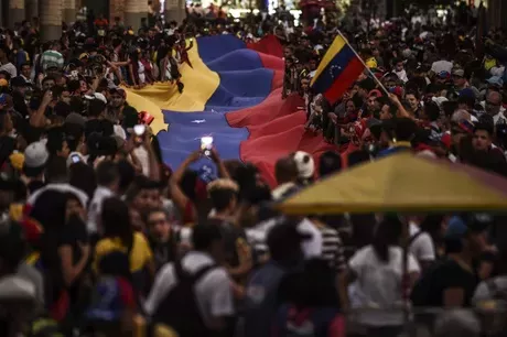 En Medellín también se concentran 87.638 venezolanos, según Migración. En la imagen están en una protesta contra Nicolás Maduro en la capital de Antioquia / AFP. 
