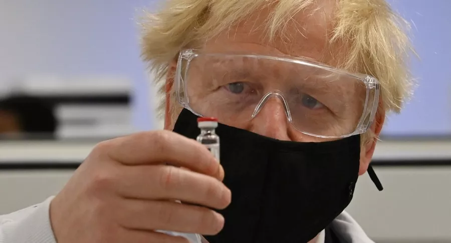El primer ministro Boris Johnson supervisa las vacunas con las que comenzará a inocular a la población británica desde la próxima semana.