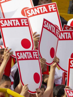 Escudos de Independiente Santa Fe ilustra nota sobre demanda que perdió el equipo por nombre de la marca
