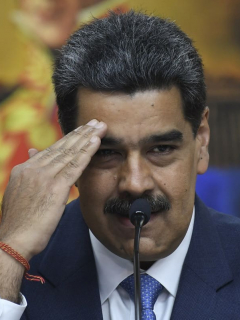 Nicolás Maduro, cuyo régimen es acusado por la OEA de envalentonarse ante la lentitud de las investigaciones de la CPI, hace un gesto durante una conferencia de prensa en el palacio de Miraflores, en Caracas, el 14 de febrero de 2020.