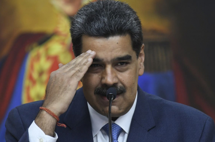 Nicolás Maduro, cuyo régimen es acusado por la OEA de envalentonarse ante la lentitud de las investigaciones de la CPI, hace un gesto durante una conferencia de prensa en el palacio de Miraflores, en Caracas, el 14 de febrero de 2020.