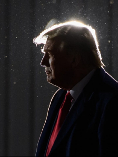 Donald Trump, que amenaza con vetar proyecto de financiación del Pentágono si no se deroga ley que favorece a las redes sociales, se ve al final de un mitin de campaña en Ohio, el 21 de septiembre de 2020.