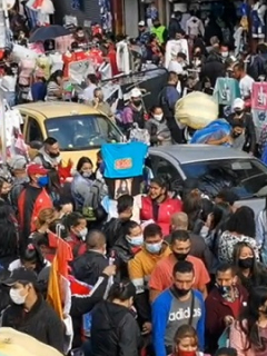 Aglomeraciones en San Victorino, Bogotá, por las que Claudia López advirtió que podría terminar con los madrugones.