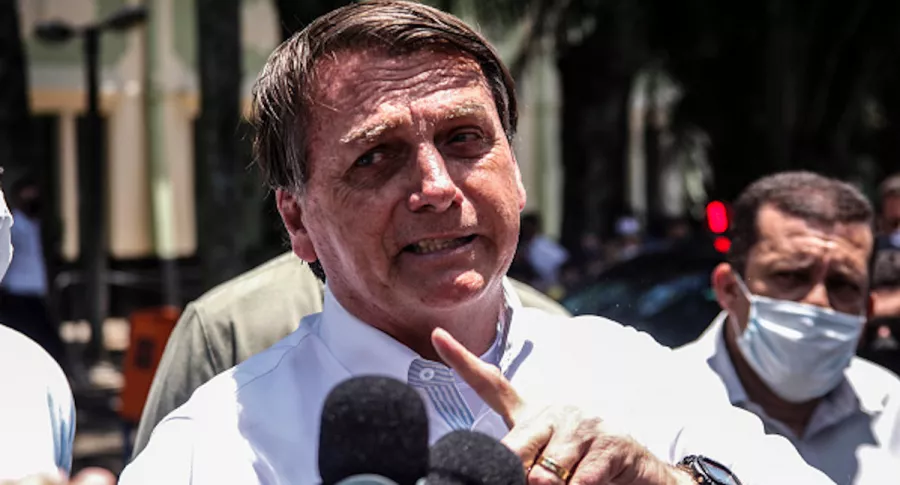 Bolsonaro evade responsabilidad de efectos secundarios de vacuna