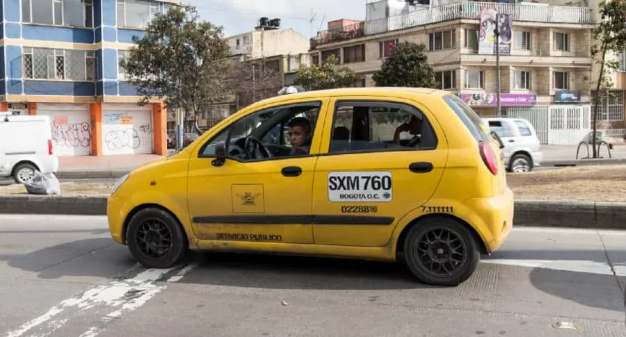 Imagen de un taxi en Bogotá, a propósito del aumento de tarifas para 2021.