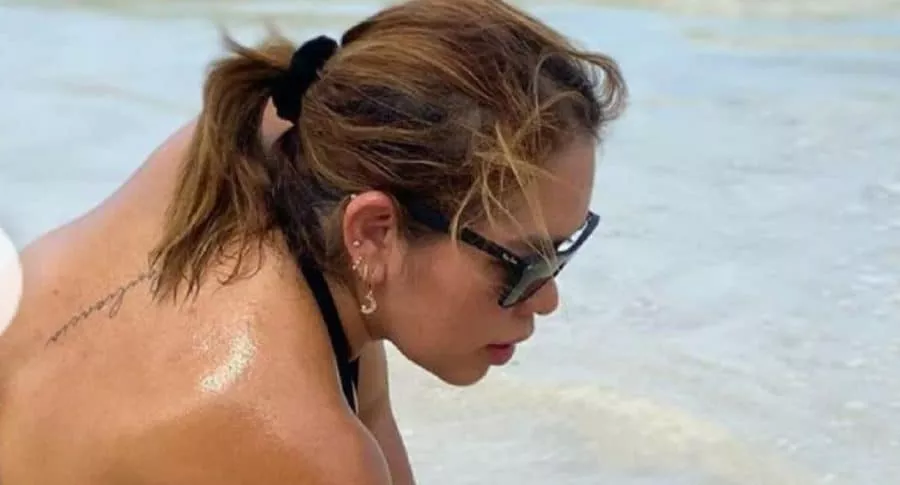 Sandra Barrios, ex de Jessi Uribe, en una de las fotos en la playa y en bikini por la que ha recibido ola de elogios.