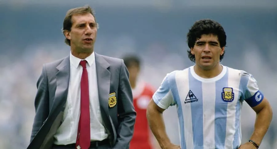 Diego Maradona y Carlos Bilardo, a quien le contarán que el 10 murió luego de una semana en la que le ocultaron la noticia