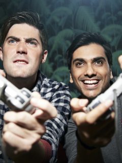 Personas jugando videojuegos para ilustrar nota sobre mejores títulos de diciembre de 2020