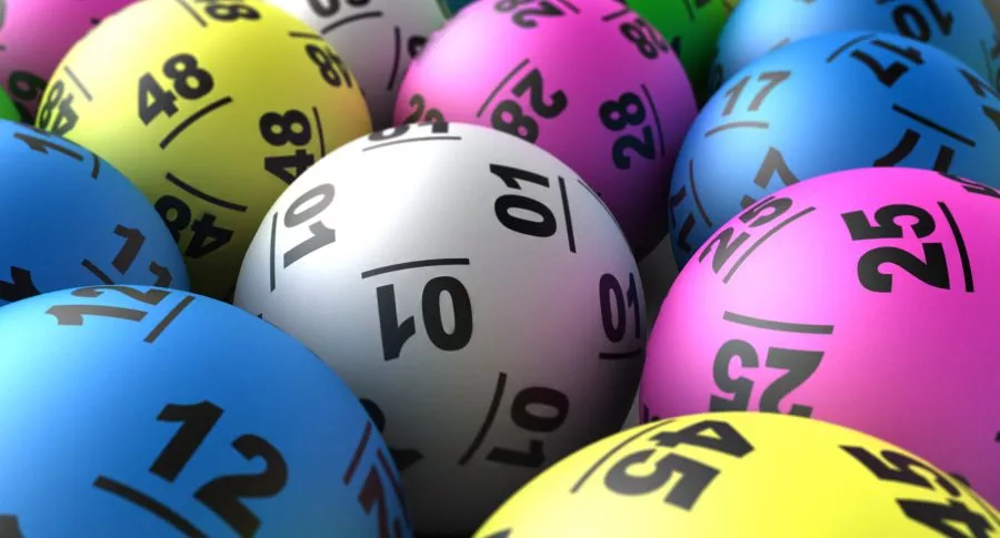Balotas de lotería para ilustrar nota sobre probabilidades de ganar en Baloto, lotería y chance