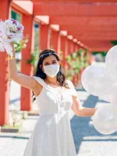 Mujer vestida de novia con tapabocas, ilustra nota de joven con coronavirus que se casó de ingeniosa manera