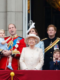 Imagen de familia real británica para ilustrar nota sobre fortuna de la Reina Isabel II y la realeza
