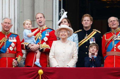 Imagen de familia real británica para ilustrar nota sobre fortuna de la Reina Isabel II y la realeza