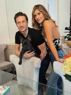 Foto de Álvaro Rodríguez y Laura Tobón, a propósito de que él tiene COVID-19.