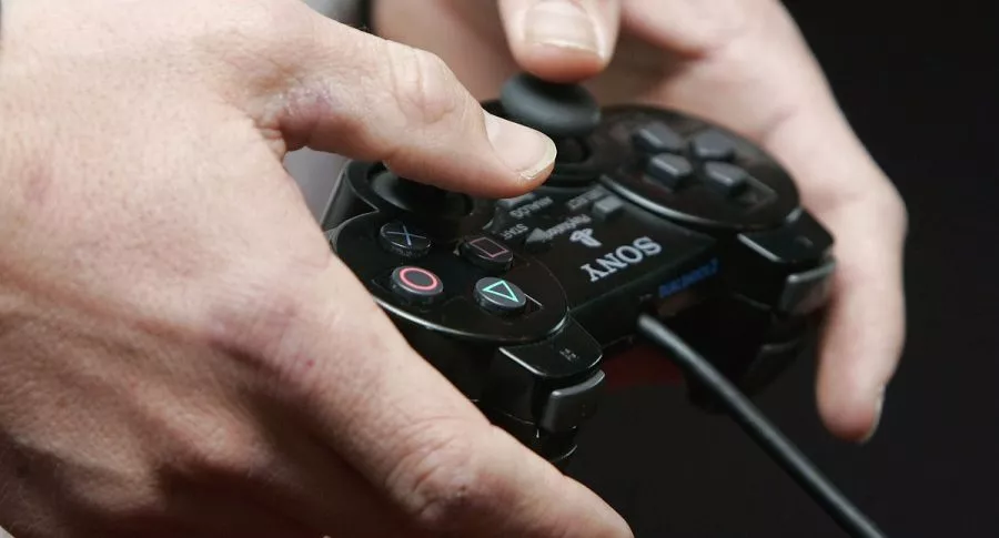 hombre jugando PlayStation (imagen de referencia).