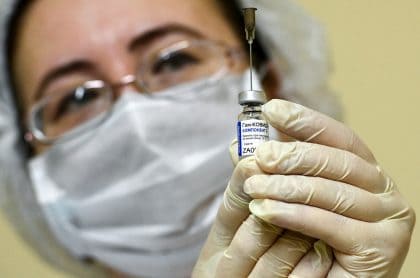 Vacuna contra COVID-19: en Rusia, decenas de personas la reciben