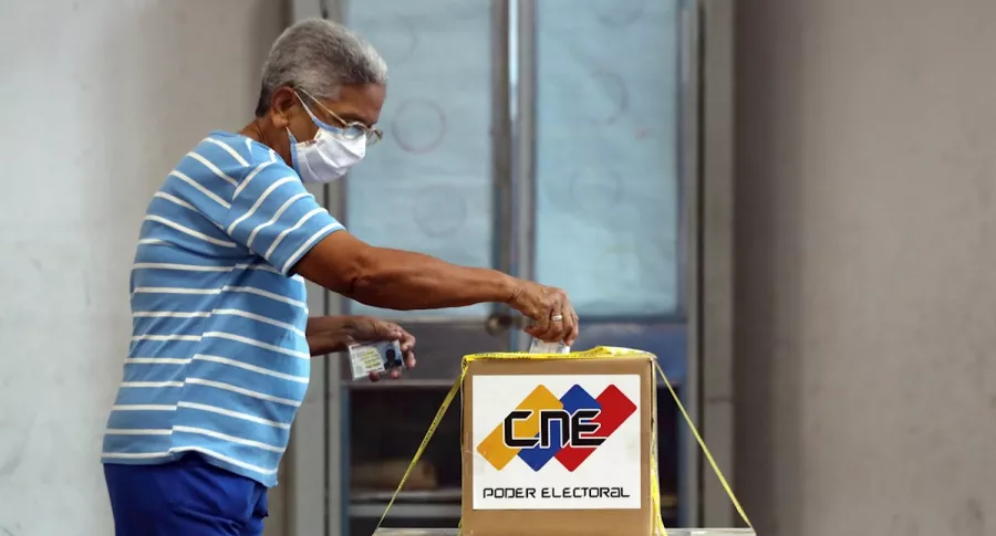 Mujer votando en las Elecciones Parlamentarias de Venezuela 2020, cuestionadas por la comunidad internacional.