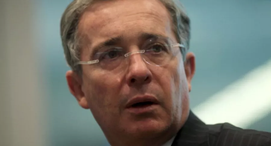 Álvaro Uribe quiere que se haga pronto una reforma tributaria en Colombia.