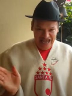 Don Jediondo, uno de los hinchas más reconocidos de Santa Fe en Colombia.