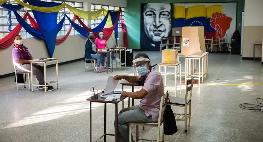 Elecciones Venezuela: más filas para tanquear que para votar