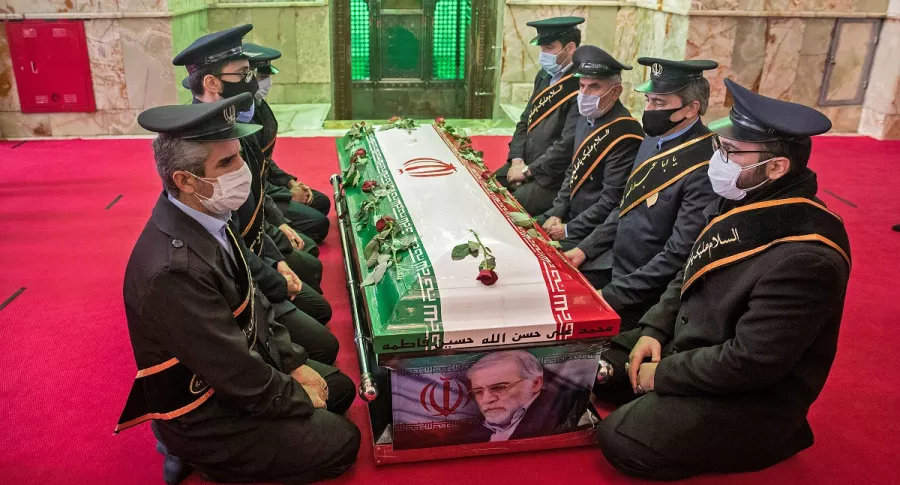 Miembros de las fuerzas iraníes rezan alrededor del ataúd del científico nuclear asesinado Mohsen Fakhrizadeh, abatido, al parecer, por una metralleta controlada por satélite. La ceremonia fúnebre tuvo lugar en el santuario Imamzadeh Saleh, en el norte de Teherán, el 30 de noviembre de 2020.