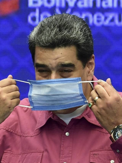 Nicolás Maduro se pone una mascarilla después de dar una conferencia de prensa en un colegio electoral de la escuela Simón Rodríguez en Fuerte Tiuna, Caracas, el 6 de diciembre de 2020 durante las elecciones legislativas de Venezuela.
