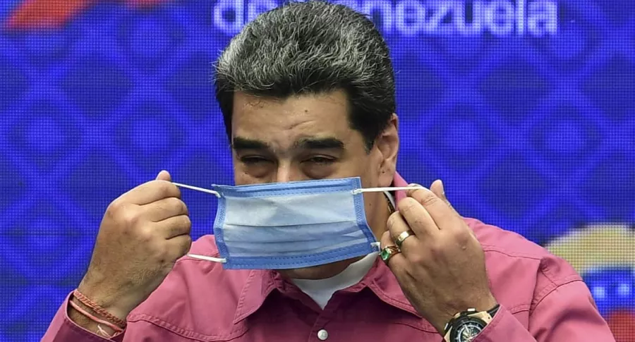Nicolás Maduro se pone una mascarilla después de dar una conferencia de prensa en un colegio electoral de la escuela Simón Rodríguez en Fuerte Tiuna, Caracas, el 6 de diciembre de 2020 durante las elecciones legislativas de Venezuela.
