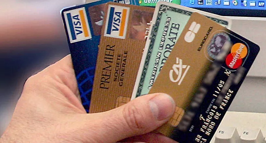 Tarjetas de crédito ilustran artículo Visa y Mastercard examinan sus vínculos con Pornhub 