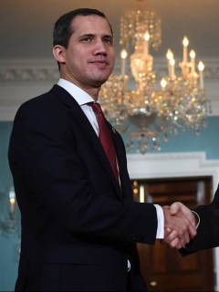 El secretario de Estado de los Estados Unidos, Mike Pompeo, le da la mano al líder de la oposición venezolana, Juan Guiado (izq.), Durante una reunión en el Departamento de Estado el 6 de febrero de 2020 en Washington, DC.
