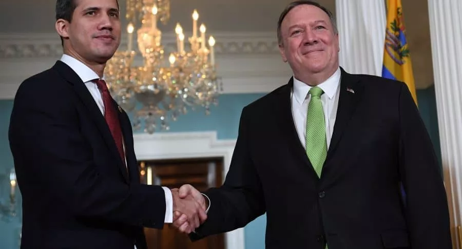 El secretario de Estado de los Estados Unidos, Mike Pompeo, le da la mano al líder de la oposición venezolana, Juan Guiado (izq.), Durante una reunión en el Departamento de Estado el 6 de febrero de 2020 en Washington, DC.
