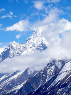 Vista general muestra las nubes que rodean el monte Ama Dablam desde Syangboche en la región del Everest, a unos 140 kms al noreste de Katmandú, el 25 de marzo de 2020.